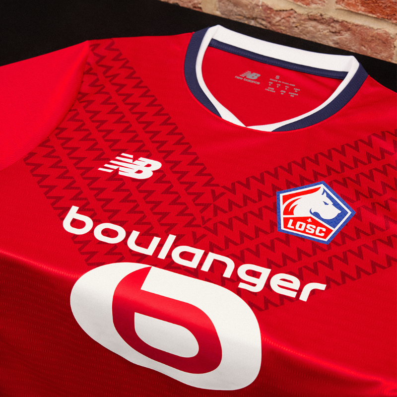losclive's tweet photo. Un scapulaire affirmé pour une saison passion. Le maillot domicile 24/25, marqué d'un logo inédit met à l’honneur la fusion entre l’Olympique Lillois et le Sporting Club Fivois, les glorieux ancêtres du club 🔙

Dès maintenant en ligne ⤵️

#AuxenfantsduNord @NBootball @boulanger