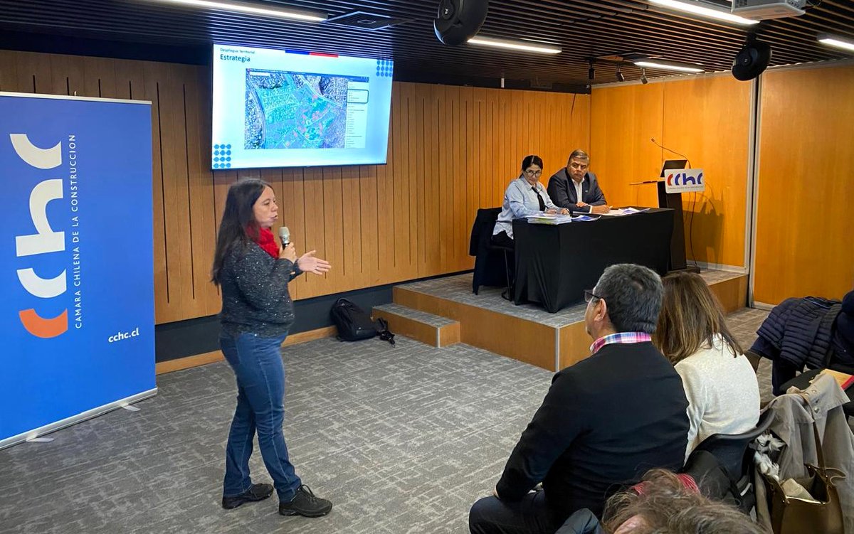 📢AHORA
En reunión en <a href="/CChCValparaiso/">CChC Valparaíso</a>, <a href="/Minvu/">MINVU - Chile</a> <a href="/minvuvalparaiso/">Seremi MINVU Valpo</a> y <a href="/Serviuvalpo/">Serviu Valparaíso</a> detallan a profesionales y empresas socias interesadas en participar, el Plan de #Reconstrucción para barrios afectados por megaincendio de febrero.
Colaboramos para lograr una buena #Reconstrucción🏗️💪