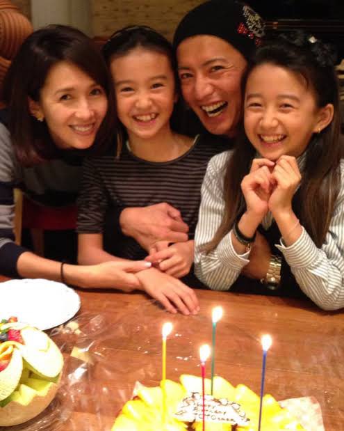 unachanpp's tweet photo. 元々モテてない芸能人が美女と結婚して調子乗って最低なスキャンダル起こしまくってるの見ると、アイドル全盛期28歳で結婚して平成を抱いた男とまで言われて爆モテしても浮気、不倫のスキャンダルも一切なくて結婚24年目に突入してるキムタク様の凄さを実感する。 https://t.co/lrv0QYzuPk