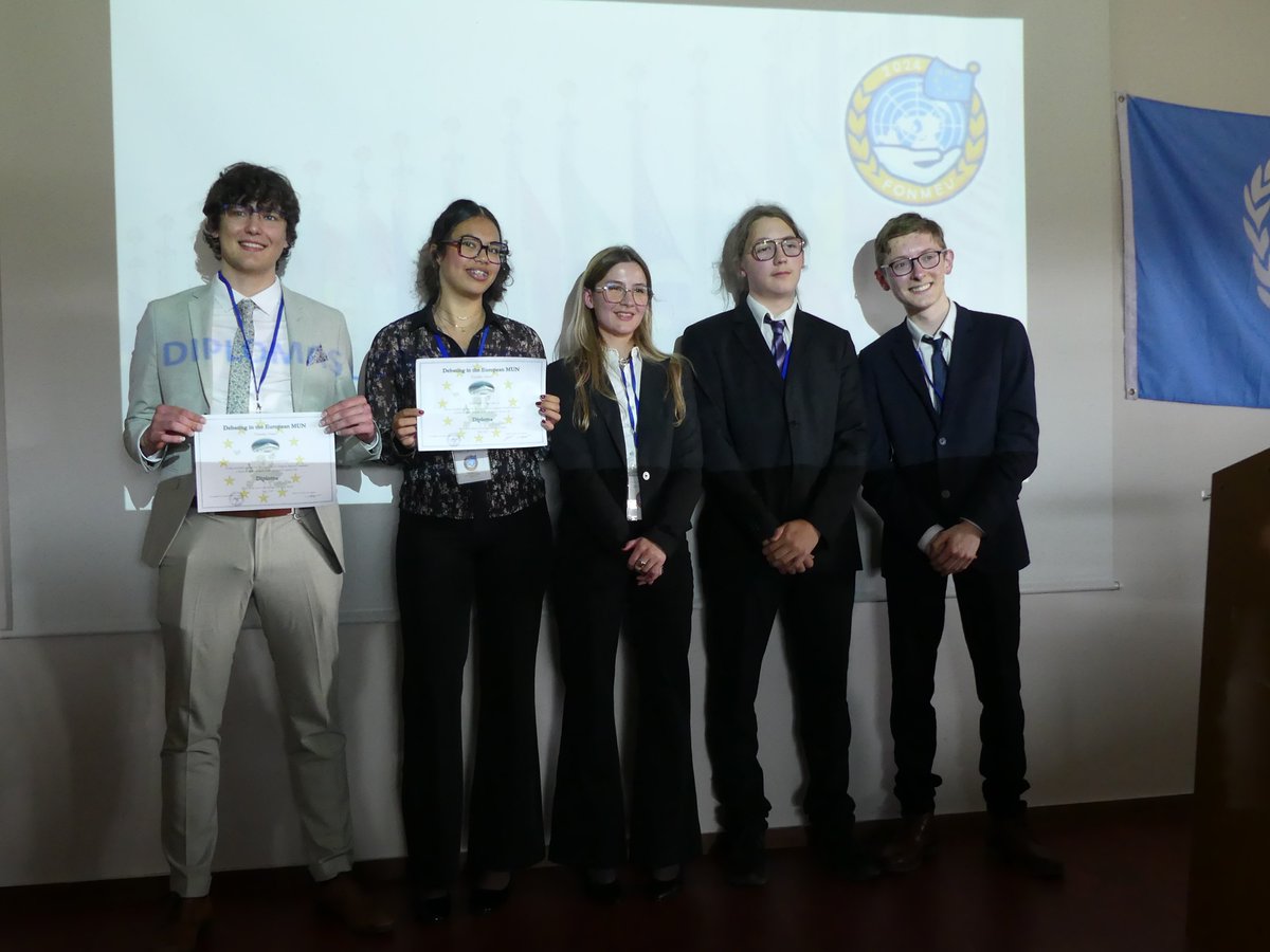 2ème  simulation européenne des nations unies (FONMUN) 🇪🇺 avec des lycéens italiens et français. 90 délégués, ont représenté des pays et débattu de questions d’actualité pour adopter une résolution visant des solutions négociées. Des rencontres closes par soirée dansante au lycée