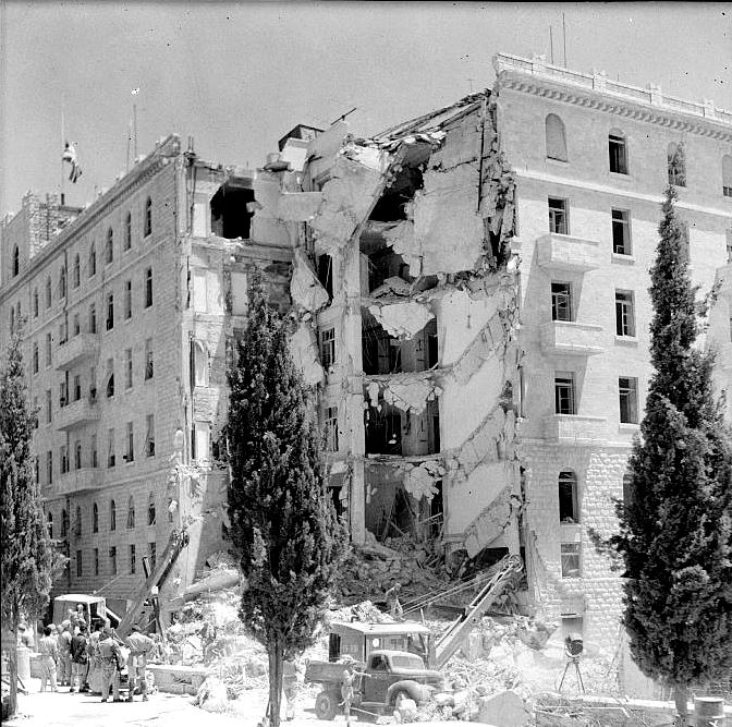 22 luglio 1946 - Attentato al King David Hotel di Gerusalemme. Il gruppo paramilitare sionista Irgun (di cui uno principali componenti era Menachem Begin, futuro primo ministro israeliano e Nobel per la Pace nel '78...) piazza un ordigno nel seminterrato del palazzo, all'epoca