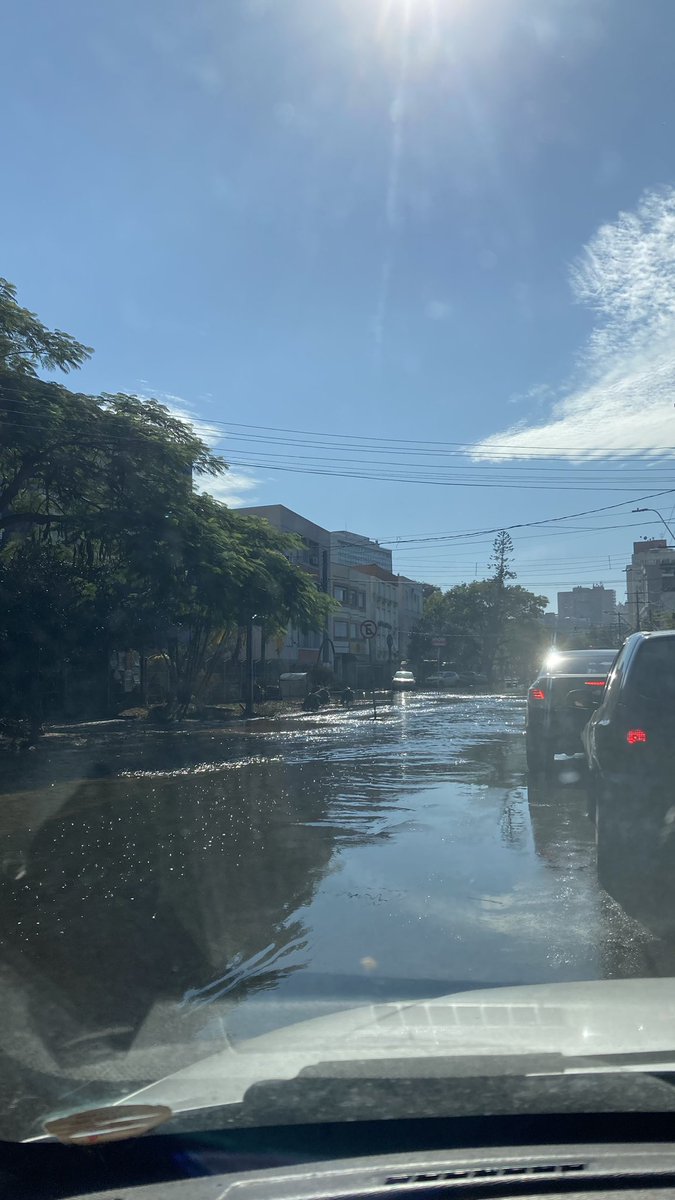 @EduPaganella Também pudera, né. A água não baixa nunca!
Essa é a a Avenida Praia de Belas agora 13h. Baixa água do entorno mas não em 3 quadras da Praia de Belas. Nunca mais vamos acessar nossas casas?