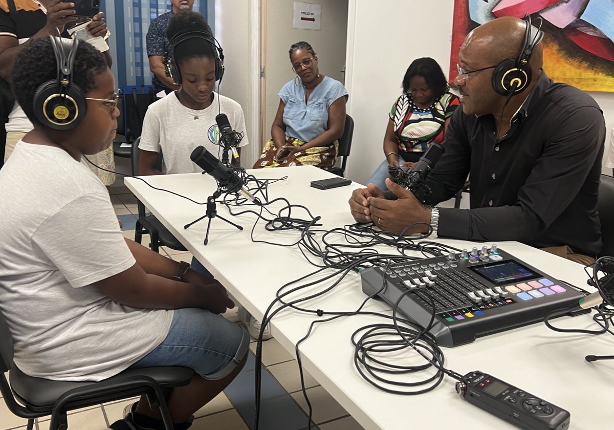 1️⃣6️⃣ collèges recevront l’équipement pour la création d’une #webradio suite à l’appel à projets.

Ce dispositif permet de renforcer l’éducation aux #médias et à l’#information et de développer les compétences transversales. 

Merci à <a href="/ClemiGuadeloupe/">Clemi Guadeloupe</a> <a href="/DANE_971/">DRANE de Guadeloupe</a> <a href="/Departement_971/">Departement de la Guadeloupe</a> 👏