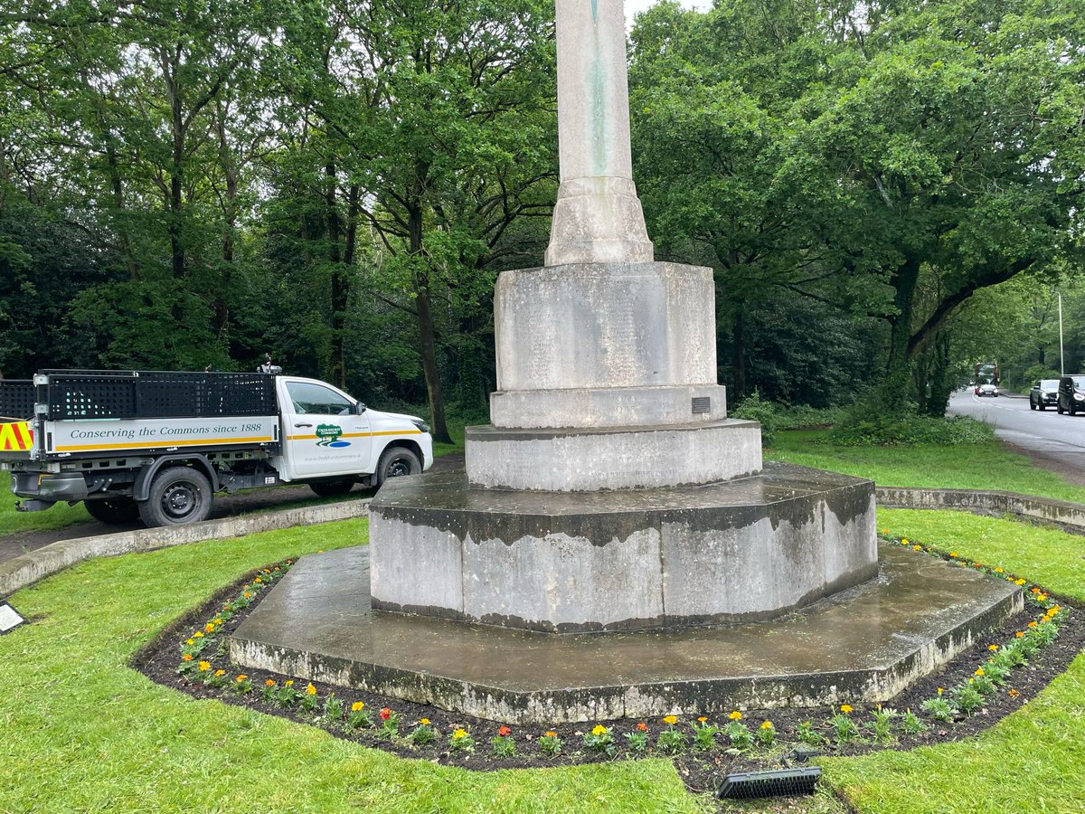 Today, Jonathan our Head Keeper, planted marigolds around the base of the War Memorial. Many thanks to Coolings Nurseries who donate the plants that flower there through the year. 💚 @ChislehurstSocy @VisitChis @chislehurstkent @FOCRG @ChisMatters