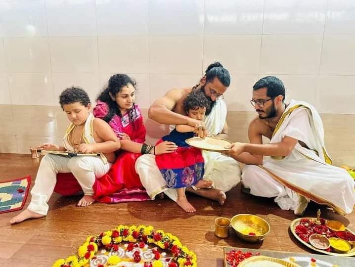 Today in Sringeri famous Actor/Director Shri Rishab Shetty conducted 'Aksharabhyasa' to their children 😍🙏🕉️ May Sharada Devi bless the children with Sadh Vidya 🙏