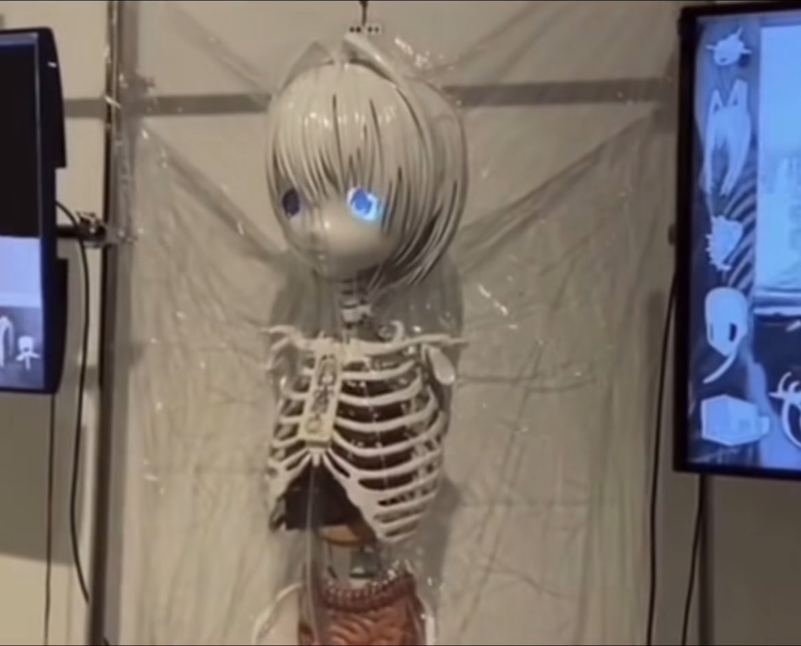 //body horror
//no blood but organs 
.
.
.
.
.
.
.
.
this morning i ran across an art display that i believe is called “anime gaze”, it breathes when you come close and has two screens at its sides. it interested me a lot so i felt like giving my input (🧵)