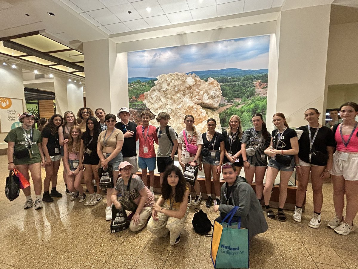 ahtoliver's tweet image. Of “quartz” we’re having a great time in DC #bus2