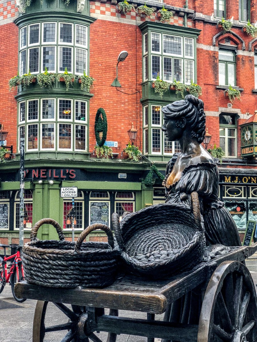 Have you checked the famous Molly Malone off your Dublin checklist yet? ✅ What is Molly Malone famous for? lovetovisitireland.com/what-is-molly-…