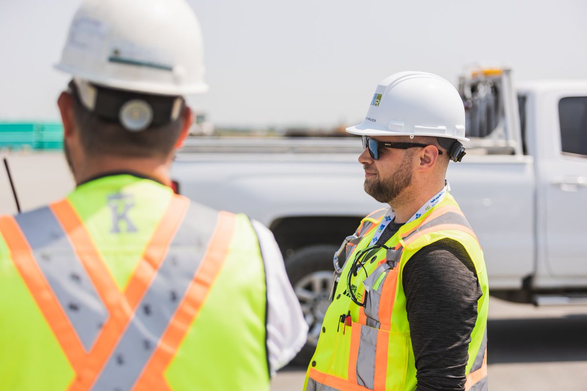 We're hiring Airfield Operations Specialists! Using cutting-edge equipment to oversee our entire airfield, join our dynamic team that works hard to keep people and planes moving safely. Learn more and apply: careers.yvr.ca/en/job/vancouv…