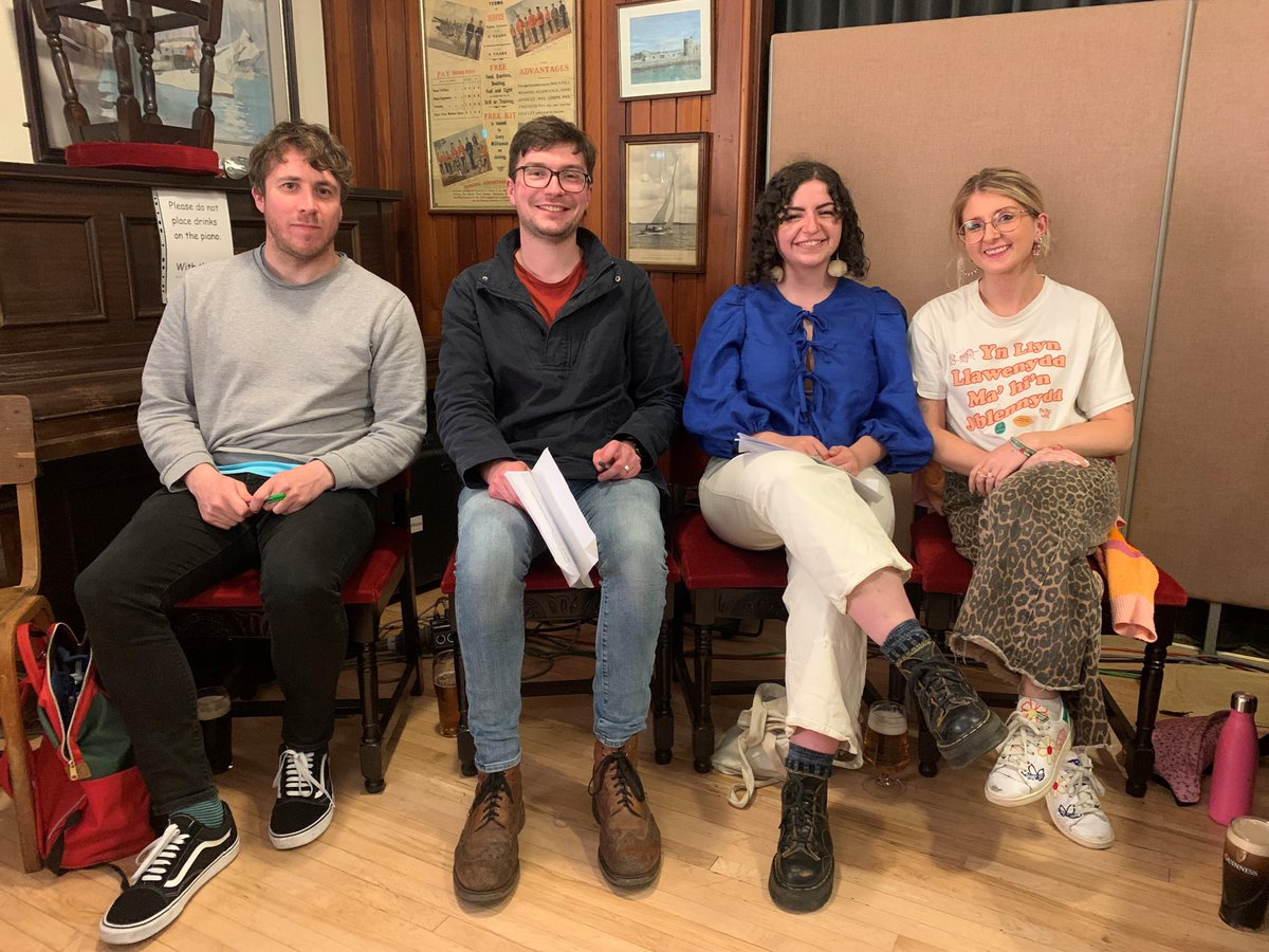 Y ddau dîm ar Y Talwrn nos Sul fydd Y Tir Mawr a Twtil 👇

📻 Y Talwrn nos Sul 19:00
<a href="/BBCSounds/">BBC Sounds</a> <a href="/trydarbarddas/">Barddas</a> @<a href="/huwerith/">Huw Erith</a> <a href="/ystampus/">Cyhoeddiadau'r Stamp</a>

bbc.in/3yvL2f6