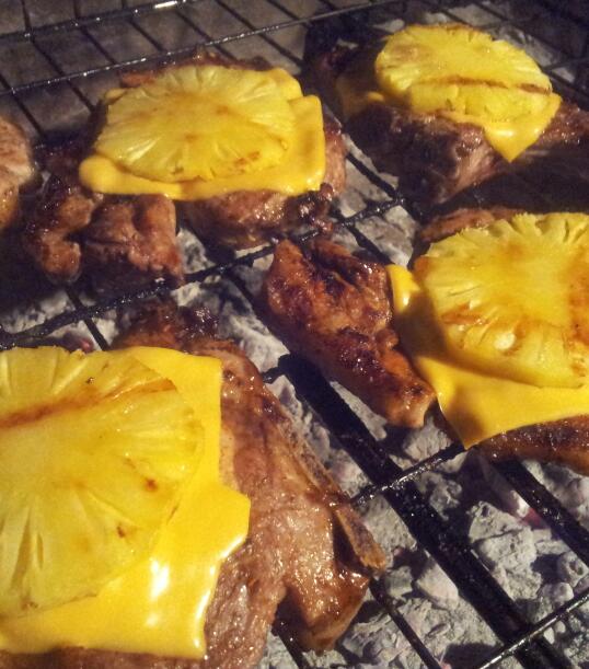 Be surprized what you can do on a fire with grilled pineapple & cheese 🍍🧀🥩 I make this often & so tasty ... works best with Greek salad & garlic bread. 🧡