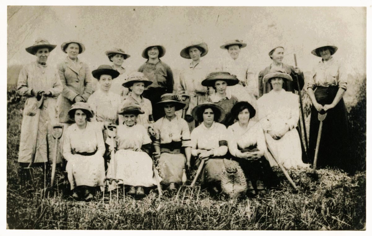 This group of unnamed women are Women's Land Army workers (c1914 - 1918, ref: Acc 6338/10). We know they are all from the Standon Parish under the leadership of Mrs Violet Chapman.

#ExploreYourArchives #EYA #Women #WomensLandArmy
