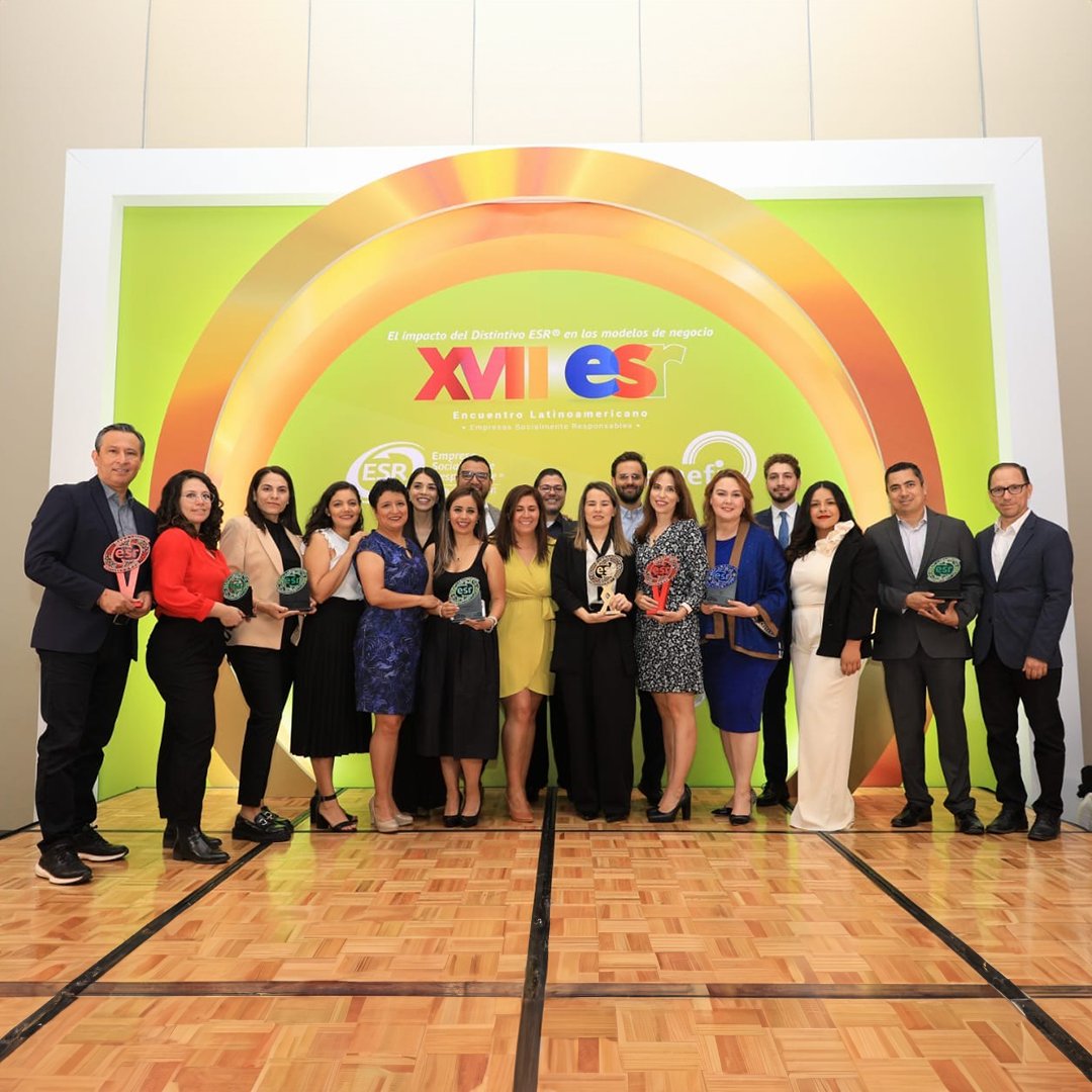 En FEMSA, @Tiendas_OXXO, @oxxogas, #FarmaciasYZA, @caffenio, #CocaColaFEMSA, @Solistica_3PL, @ImberaCooling y #PTM, hemos recibido el Distintivo ESR en el XVII Encuentro Latinoamericano de Empresas Socialmente Responsables de CEMEFI ✨👏

Esta es la primera vez que se entrega el