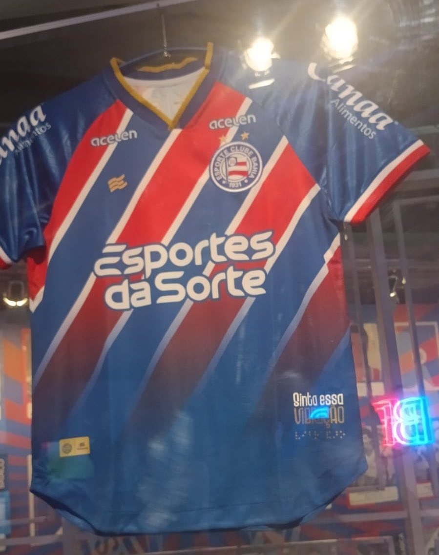 oysantanaa's tweet photo. A camisa que está no museu do @ecbahia é assim 👇

E a camisa que parece ter sido vazada 👇

👕Novo uniforme do Bahia para temporada 2024

Domingo já disponível para compra na Fonte Nova. https://t.co/4oRfRL8Ua0