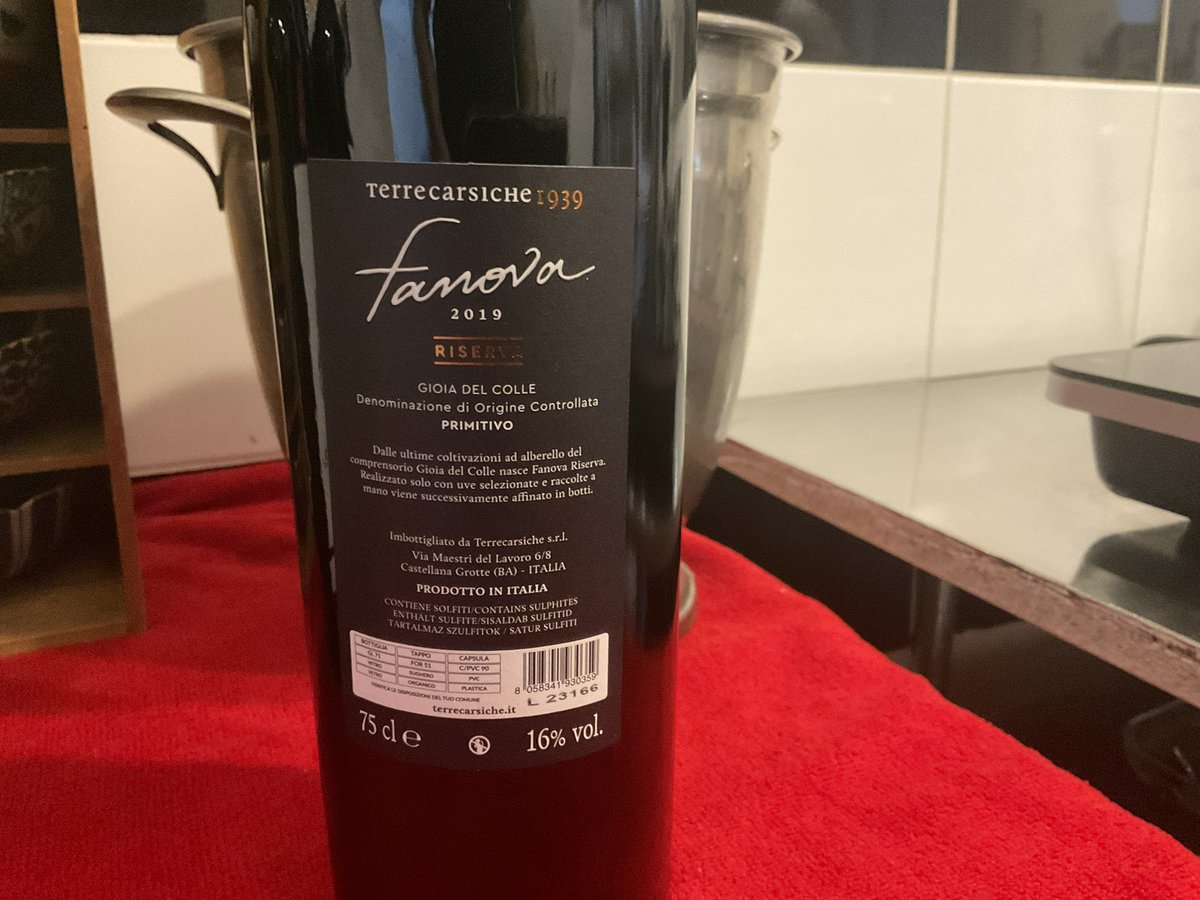 Amici #winelovers questa sera in Puglia con Fanova Riserva di Terre Carsiche 1939. Il vitigno Primitivo Gioia del Colle che al naso sviluppa pienezza e fascino dei sentori fruttati di confettura e delle spezie. Al palato intenso e di grande carattere. Bella lunghezza