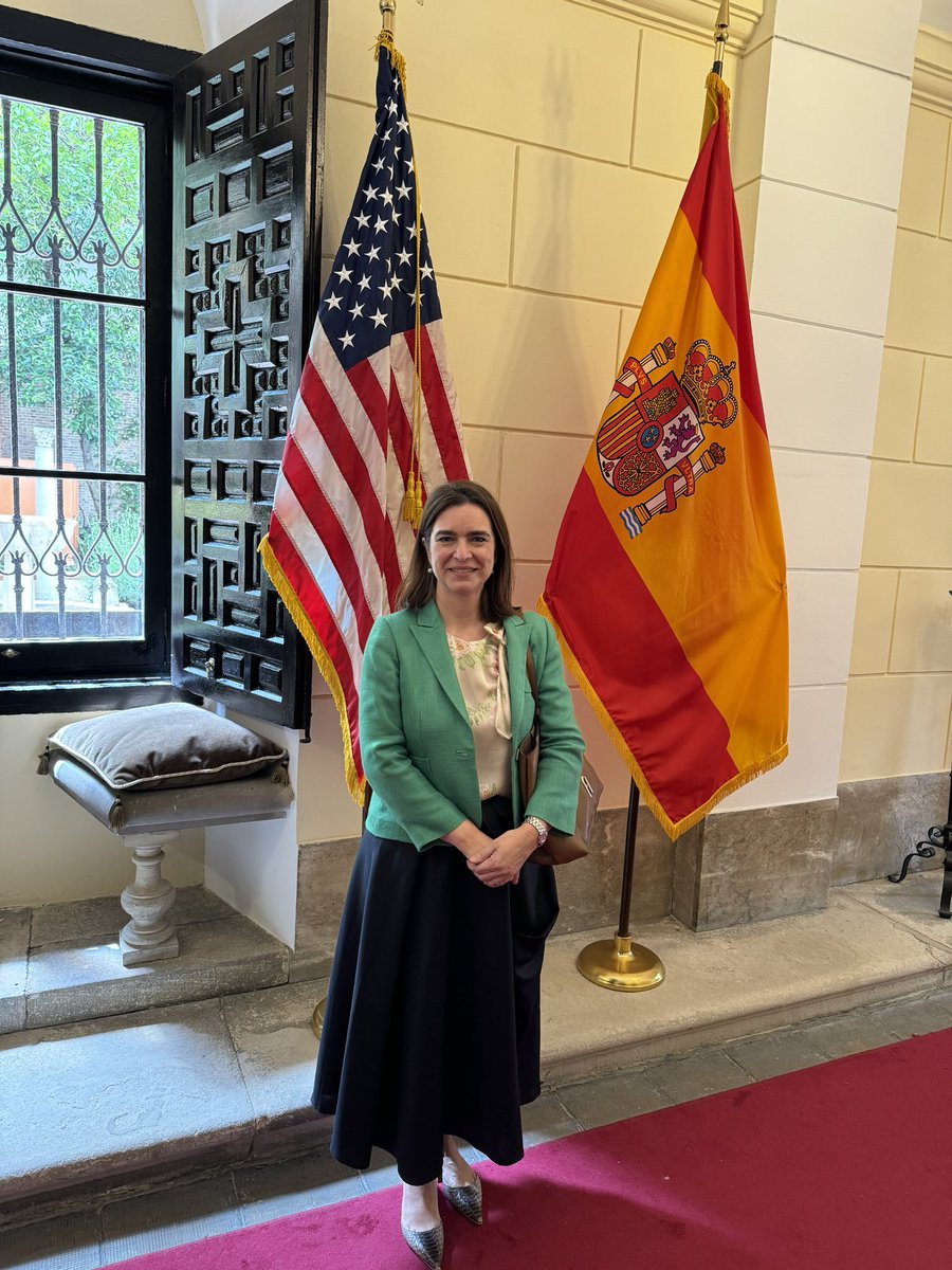 ceciliamfll's tweet photo. Importancia de la tecnología aplicada a trazabilidad y eficiencia del circuito de uso de los medicamentos, aportaciones y situación de la Farmacia Hospitalaria en nuestro país. La @sefh apuesta por desarrollo normativo y plan de inversiones.Gracias a @USembassyMadrid y @BDandCo https://t.co/1qBh2t8czI