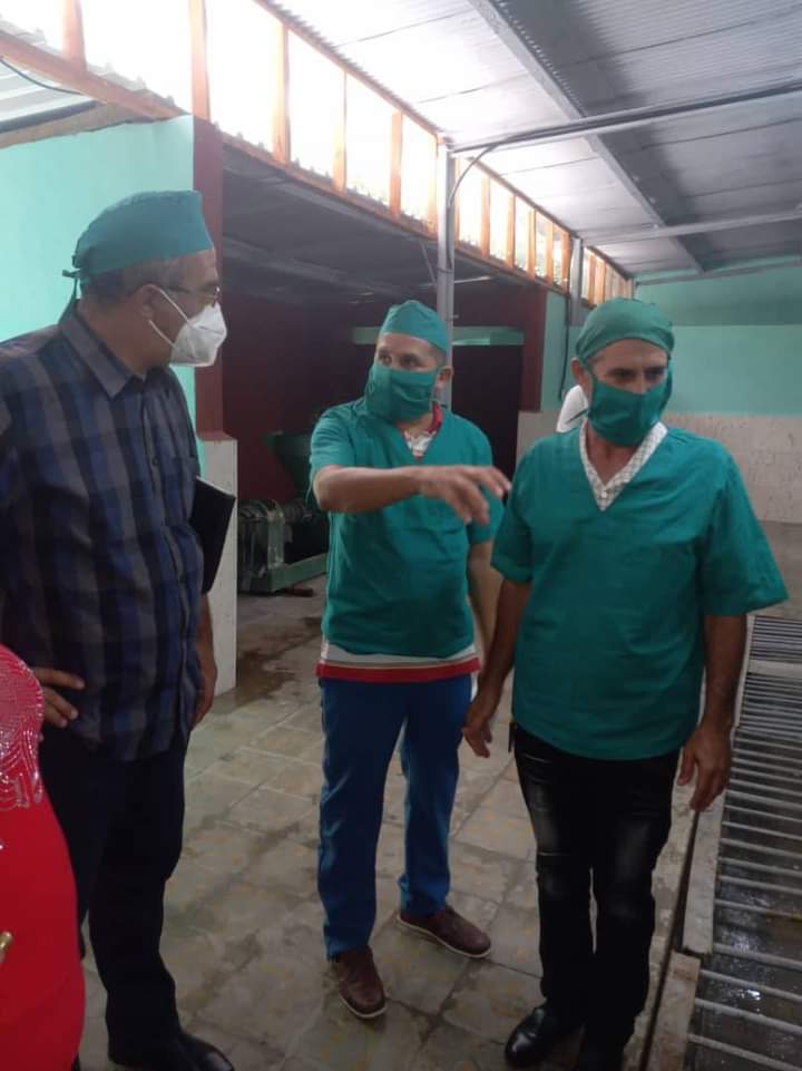 Hasta la minindustria "Caña Luz" y el Centro de Beneficio de café húmedo y seco llegó  el funcionario del Comité Central del <a href="/PartidoPCC/">Partido Comunista de Cuba</a> Rober Noa Frómeta acompañado de  autoridades políticas y gubernamentales del municipio #ElSalvador en #Guantánamo  #JuntosPodemosMás