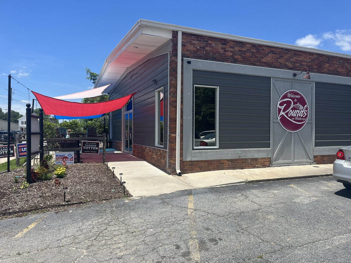 While I’m covering a story here in Jenkins County, I got to join some amazing people for a lunch break!

Round’s Pizza, Seafood, and More is a must-stop in my book! 

Great food and great service from the kindest people.

Next time you’re in Millen, stop here IMMEDIATELY!