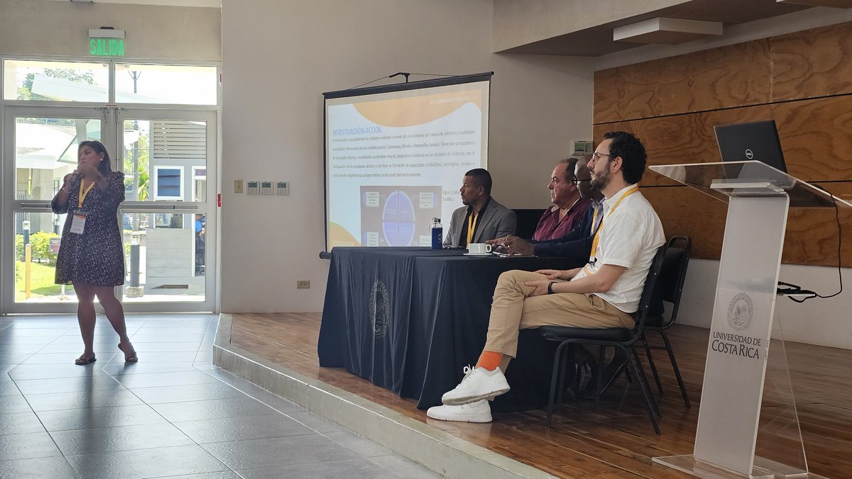 Continúan los paneles con Henry Binns 🇨🇷, Miguel Morales🇲🇽, Ana Gabriela Rodriguez 🇲🇽 y Camilo Gonzalez 🇨🇴, moderados por Dr. Enos Brown, con panel "Experiencias desde las investigaciones y acción social: Relaciones entre universidad, sociedad, sector público y sector privado"