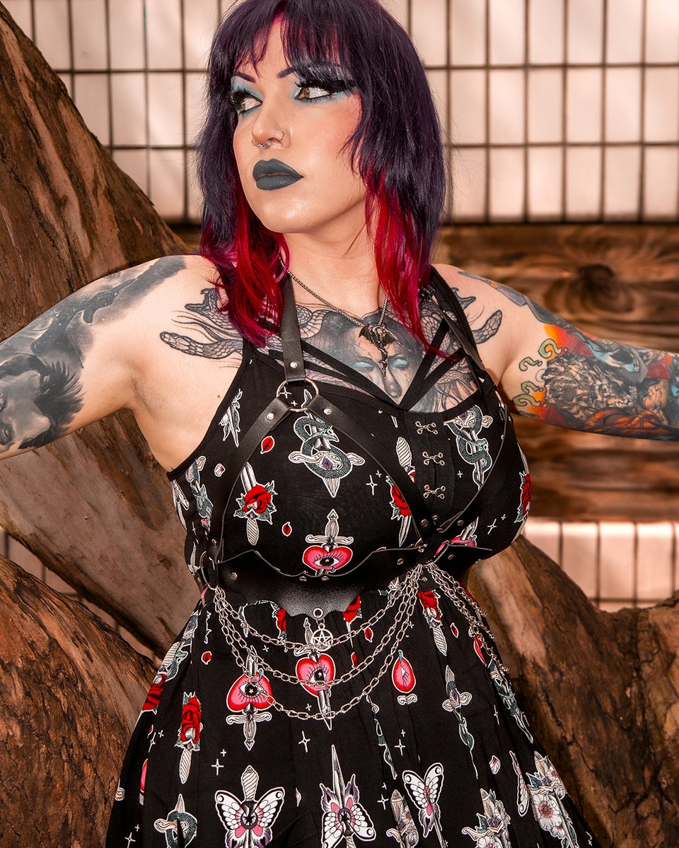 ⁠Level up your summer style game with the Cersei Maxi Dress
⁠
Outfit 👇⁠
Hell Bunny Cersei maxi dress⁠
Blue Banana harness chain star⁠
New Rock M.newmili083-21 core boot⁠
⁠
#alternative #hellbunny #harness #newrock #altgirl #inked #tattoos #maxidress #altfashion
