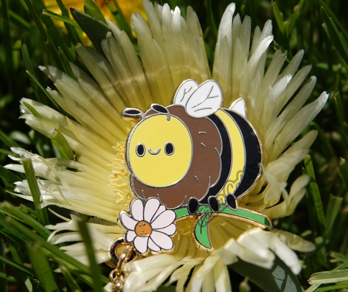 Spring is ending and the bees have made it my fault! So while I cut open my walls to remove their ginormous hive from the house, I wanna say goodbye spring and good riddance. And here’s just the pin to say it
🐝🔪🐝🌸

#bee #bees #beehive #spring #independentartist #smallbusiness