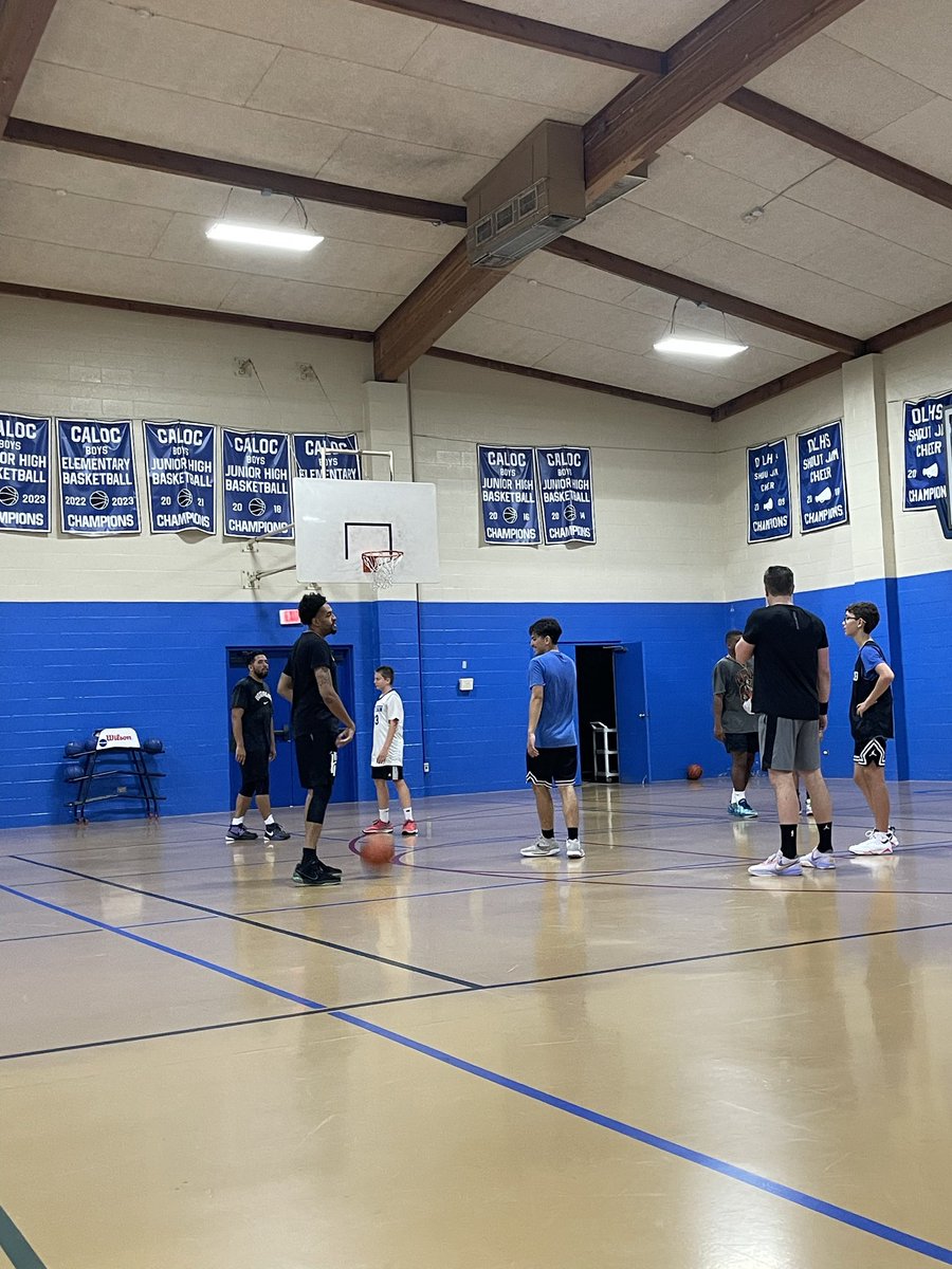 kb8thekid's tweet photo. We had our end of season open runs where us coaches get to play against our kids, they had this old man out here gassed!!!! 😂 #hoopshow #LStraining #hoopshowgirls #girlscanball #zk1 #blackouts #venominom #kobesalldayeveryday @nikebasketball @nikestore @Nike #kobe1 https://t.co/ws55F0oGOj
