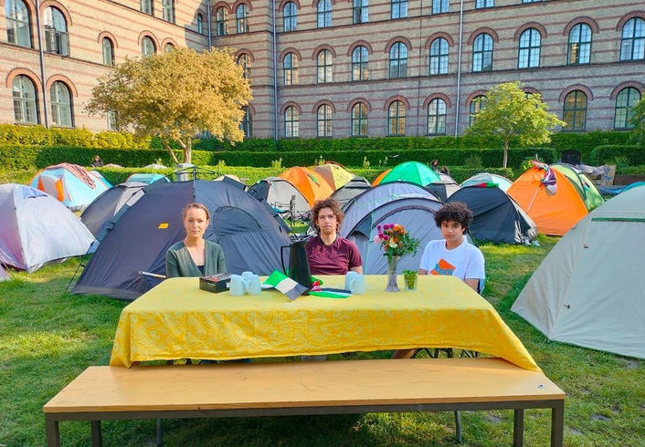 I går  inviterede vi rektoratet og bestyrelsesmedlemmer <a href="/koebenhavns_uni/">Københavns Uni</a> til møde. Vi sidder her hele dagen og venter på dem. Vi vil dialogen - det er nu, KU skal vise,  at de også vil den.