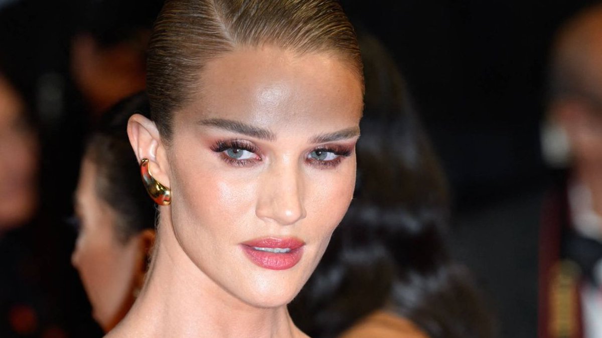 Rosie Huntington-Whiteley lässt alle Hüllen fallen! Im Netz teilte die Schauspielerin jetzt einen nackten Schnappschuss aus dem Bett. gala.de/stars/news/ros…