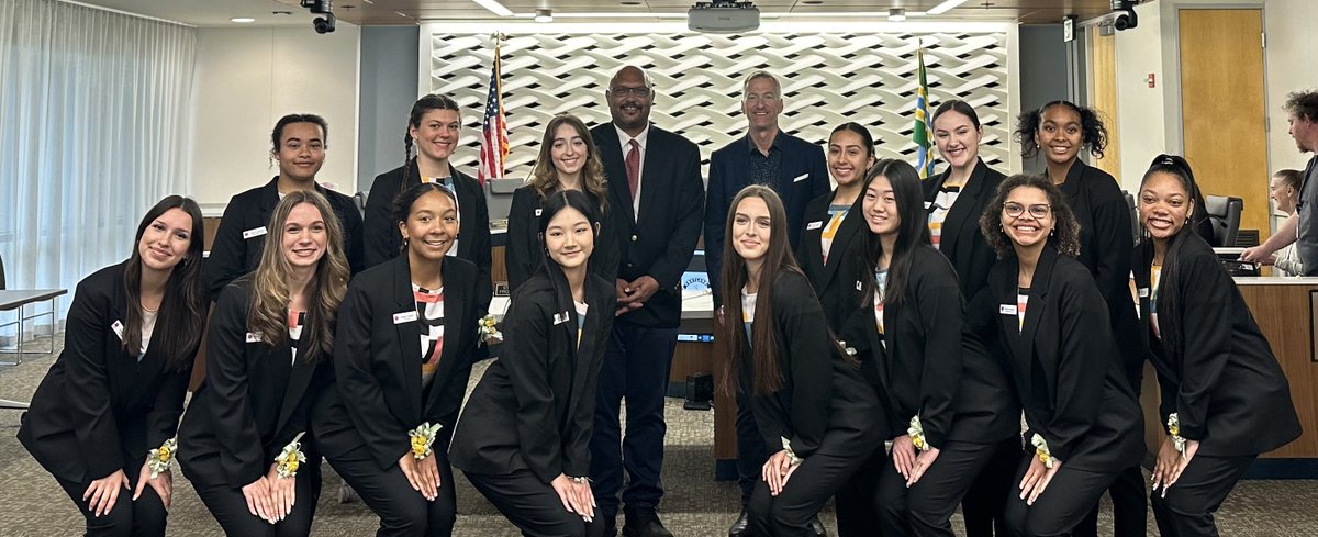 The inspiring young women on the @PDXRoseFestival Court joined City Council today to introduce themselves and help kick off this year's festivities. I hope you'll make plans to attend a parade, head down to CityFair or even volunteer if you can. rosefestival.org