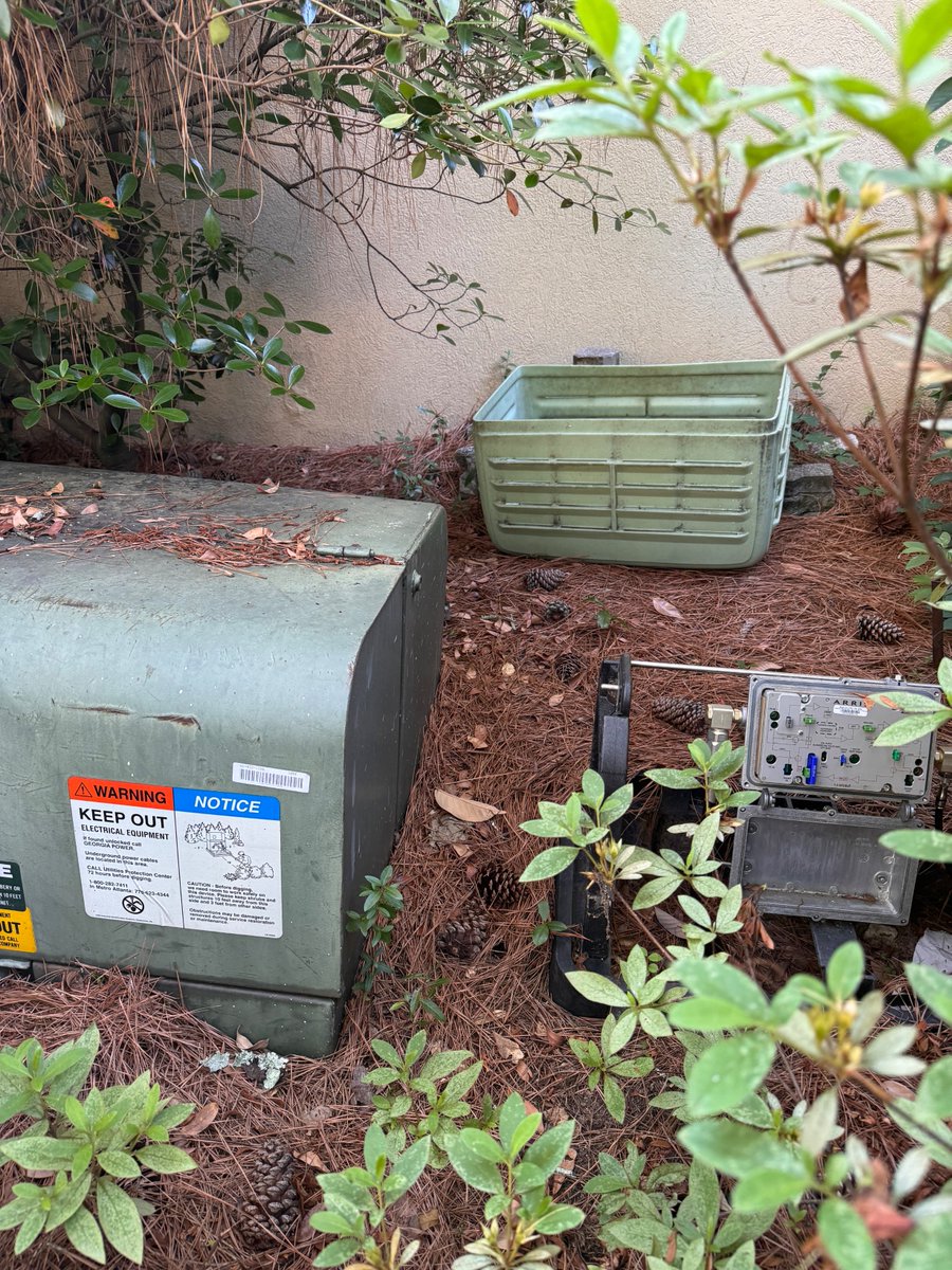 sgrantsworld's tweet photo. @XfinitySupport . Please help!  Your equipment is in need of your attention.  Someone took the top off, exposing it to the elements.  Can you please respond and send someone out to fix it? https://t.co/ueVNegaUyc