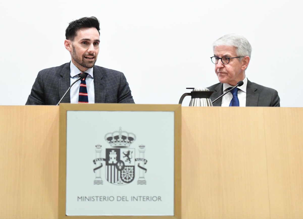 interiorgob's tweet image. El secretario de Estado de Seguridad ha clausurado en @interiorgob las jornadas sobre asistencia letrada a @policia y @guardiacivil 

🗣️ Rafael Pérez defiende un sistema de defensa jurídica especializado, en el ámbito penal, para las Fuerzas y Cuerpos de Seguridad del Estado