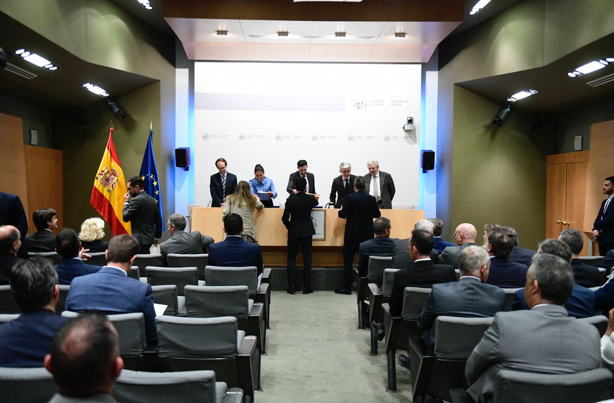 interiorgob's tweet image. El secretario de Estado de Seguridad ha clausurado en @interiorgob las jornadas sobre asistencia letrada a @policia y @guardiacivil 

🗣️ Rafael Pérez defiende un sistema de defensa jurídica especializado, en el ámbito penal, para las Fuerzas y Cuerpos de Seguridad del Estado
