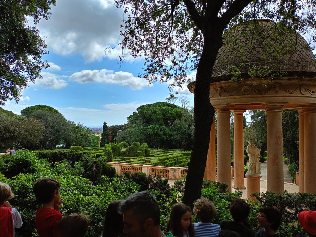 Els nens i nenes de tercer han anat al Laberint d'Horta per endinsar-se en el món de la #mitologia arrel del projecte de <a href="/Sudansa/">tan</a>. Ha estat un matí molt bonic i enriquidor. #educacióartística #laberint