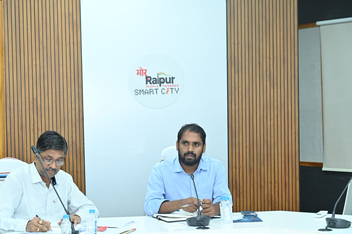 RaipurSmartCity's tweet photo. प्रबंध संचालक श्री अबिनाश मिश्रा ने ली स्मार्ट सिटी प्रोजेक्ट्स की समीक्षा बैठक 

प्रति दिन प्रोजेक्ट्स मॉनिटरिंग  के दिए निर्देश...

ज़्यादातर प्रोजेक्ट जून अंत से पहले हो जाएँगे पूरे।

#RSCL #SmartCityProjects https://t.co/CY2jKifD49