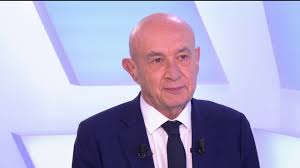 'Moi, je pense qu'il faut considérer les réseaux sociaux comme des éditeurs et non pas comme des hébergeurs, afin qu'ils aient la même déontologie que les autres médias d'information.' (Le sénateur #ClaudeMalhuret sur #France5)