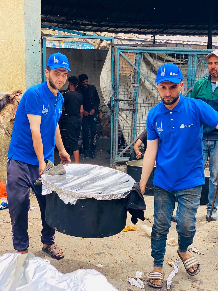 With support from our partners at @IslamicRelief USA, we were able to distribute 20,000 hot meals to families in Gaza who lost everything amidst destruction. This comes at a critical time where resources, including food, are extremely limited due to the ongoing ground assault.