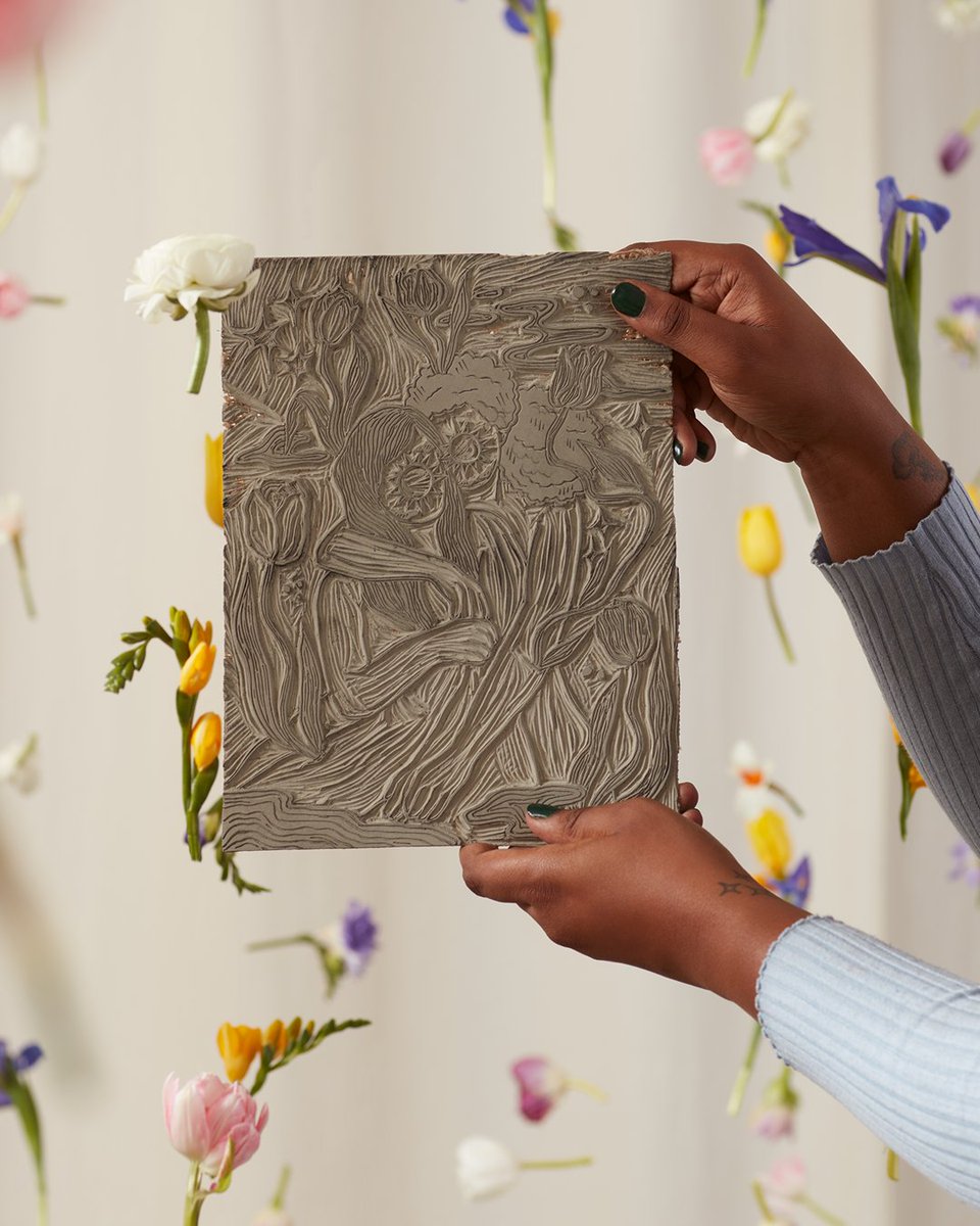 Diseñada por Rawley Clark, nuestra colección Pride 2024 cobra vida con diseños etéreos que celebran el amor que une a la comunidad LGBTQIA+.