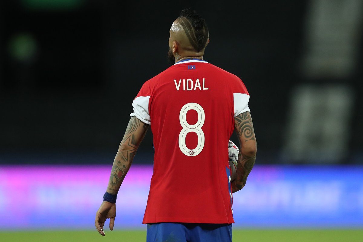 La cancha en la cabeza y el corazón. Inteligencia, dinámica y carácter. Polifuncional deluxe. Referente de la generación dorada 🏅 del fútbol chileno. Arturo Vidal 🇨🇱 cumple 37 años.