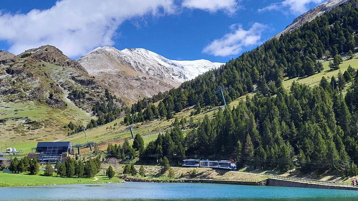 Com arribar a #ValldeNúria? Amb el Tren Natura! 🚞
 
Inclou:
🚂 Bitllet d'anada i tornada fins a l'estació de Ribes des de les principals estacions de @rodalies 
🛤️ Bitllet de d'anada i tornada del Cremallera 
🚠 Bitllet del Telefèric 

Gaudeix del viatge!
valldenuria.cat/estiu/valldenu…