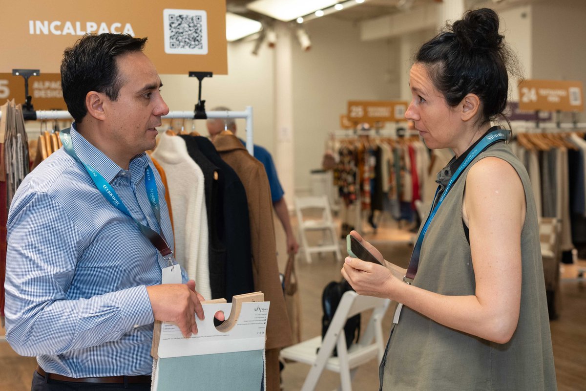 Promperu's tweet image. Se mostraron prendas de vestir en algodón y alpaca, así como artículos de regalo y de decoración ecológica 👕👢. ¡La esencia de la creatividad peruana destacó! @PeruMODA #PerúModaDeco #PerúModa #PerúTextiles #AlpacaDelPerú