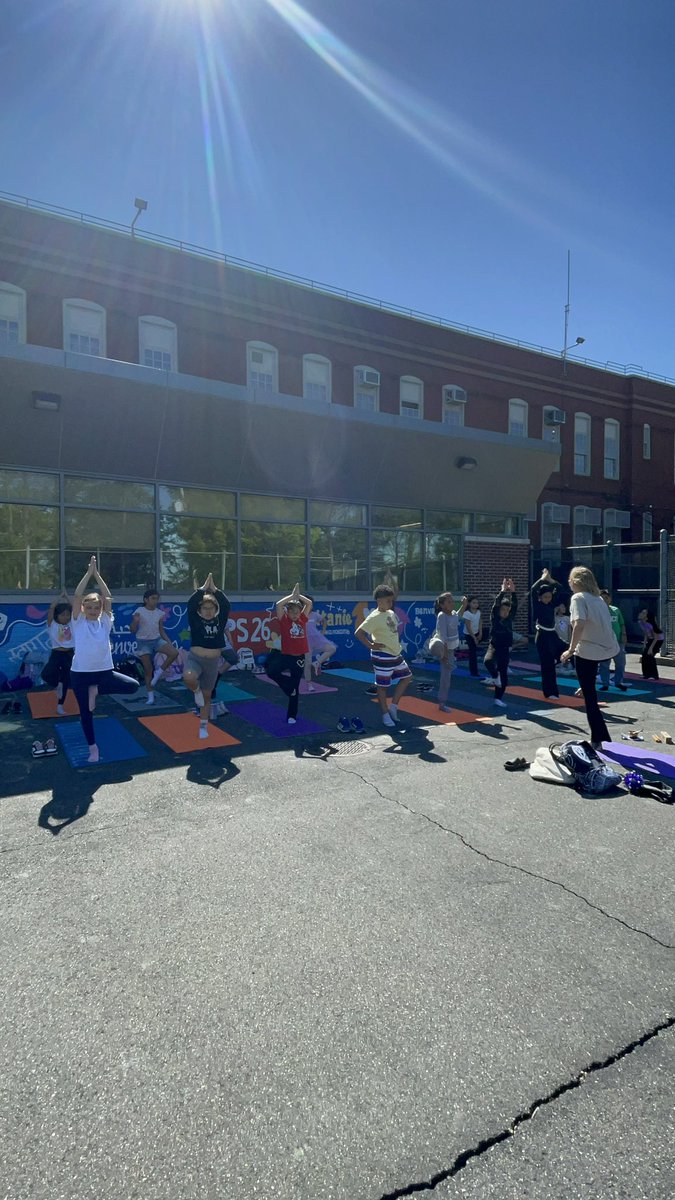 Thanks to @ImperatriceV from the Blue Hearts Program our kiddos were able to enjoy yoga with @beyogadance. @PS26Travis @DrMarionWilson @CSD31SI @CChavezD31 @D31DSPalton