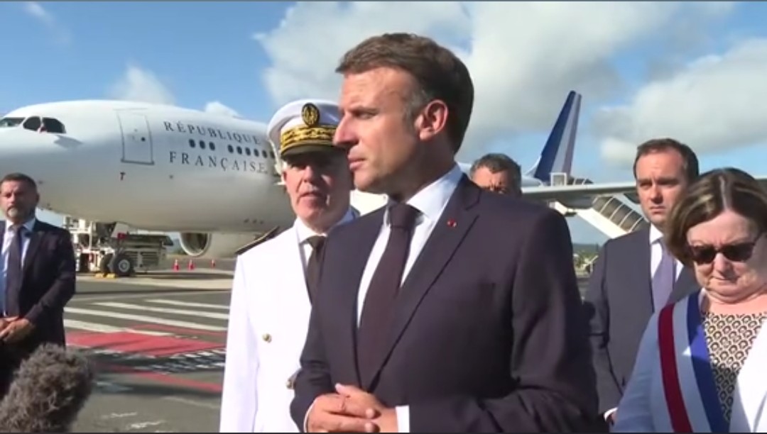 @Elysee @EmmanuelMacron Arrivée du Président Emmanuel #Macron en pleine 'crise ethnique et politique à Nouméa 🇫🇷🇪🇺 ' Être à côté des populations en souffrances' Priorité ! PAIX et SÉCURITÉ🕊 ' Je n'ai pas de limite' @EmmanuelMacron