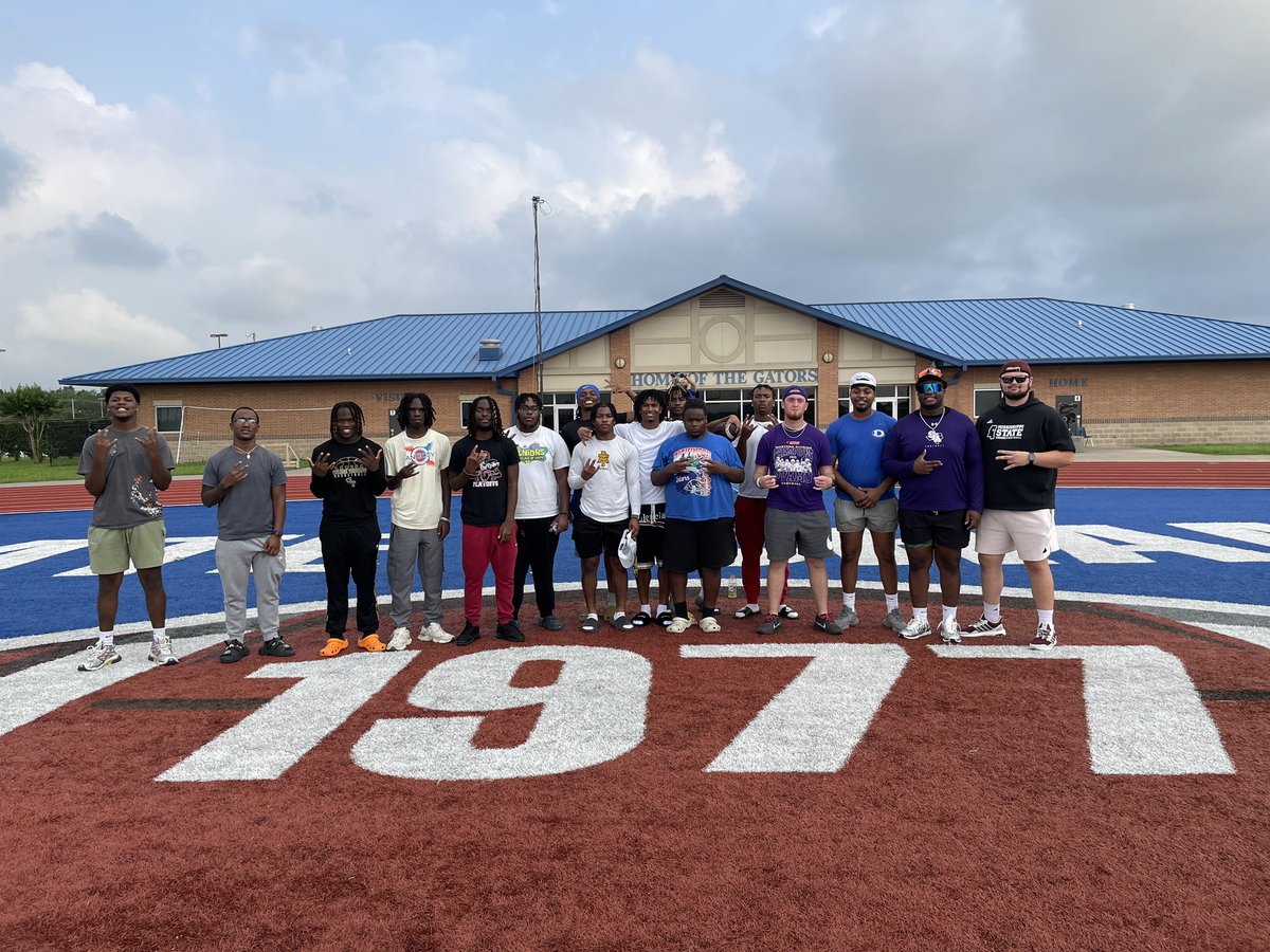 2024 Spring Ball is in the books… it was very productive, improvements were made, and questions were answered. Love when the Ol’ GATAS come out to 👀 the young bucks. Thankful for the legacy they left &amp; the support they continue to give💯
#GatorPride
<a href="/DHSFBRecruiting/">Dickinson H.S Football Recruiting</a>
