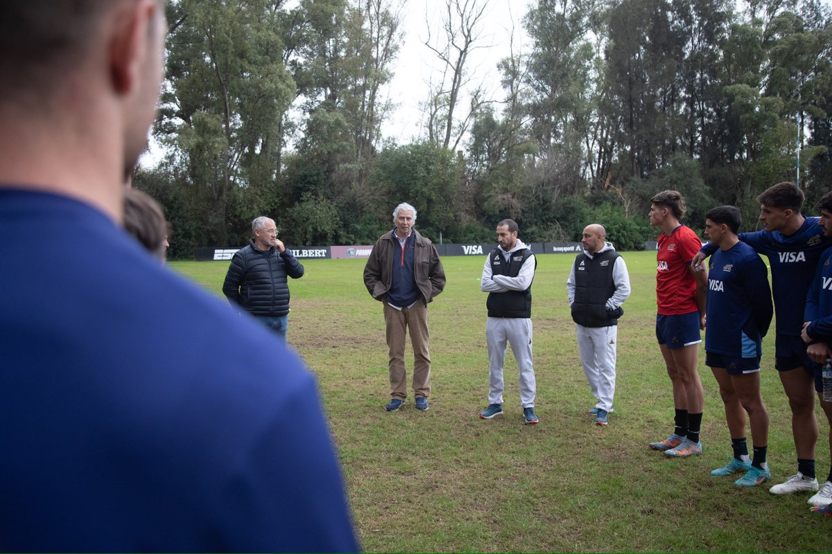 ¡Despedida en Casa Pumas! 🇦🇷 Gabriel Travaglini, presidente de la UAR, y Mario Dobal, Secretario de la UAR, estuvieron presentes en la previa del viaje de Los Pumas 7's a Madrid y les brindaron unas cálidas palabras por la gran temporada realizada. #LaUniónDeTodos