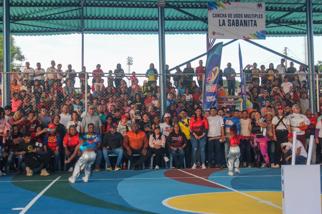 Una inauguración llena de amor y alegría, porque así es nuestra gente de la parroquia La Sabanita en Ciudad Bolívar, hoy en la conmemoración de los 𝟮𝟲𝟬 𝗮ñ𝗼𝘀 𝗖𝗶𝘂𝗱𝗮𝗱 𝗕𝗼𝗹í𝘃𝗮𝗿 #PuebloMaduroPaLasQueSea