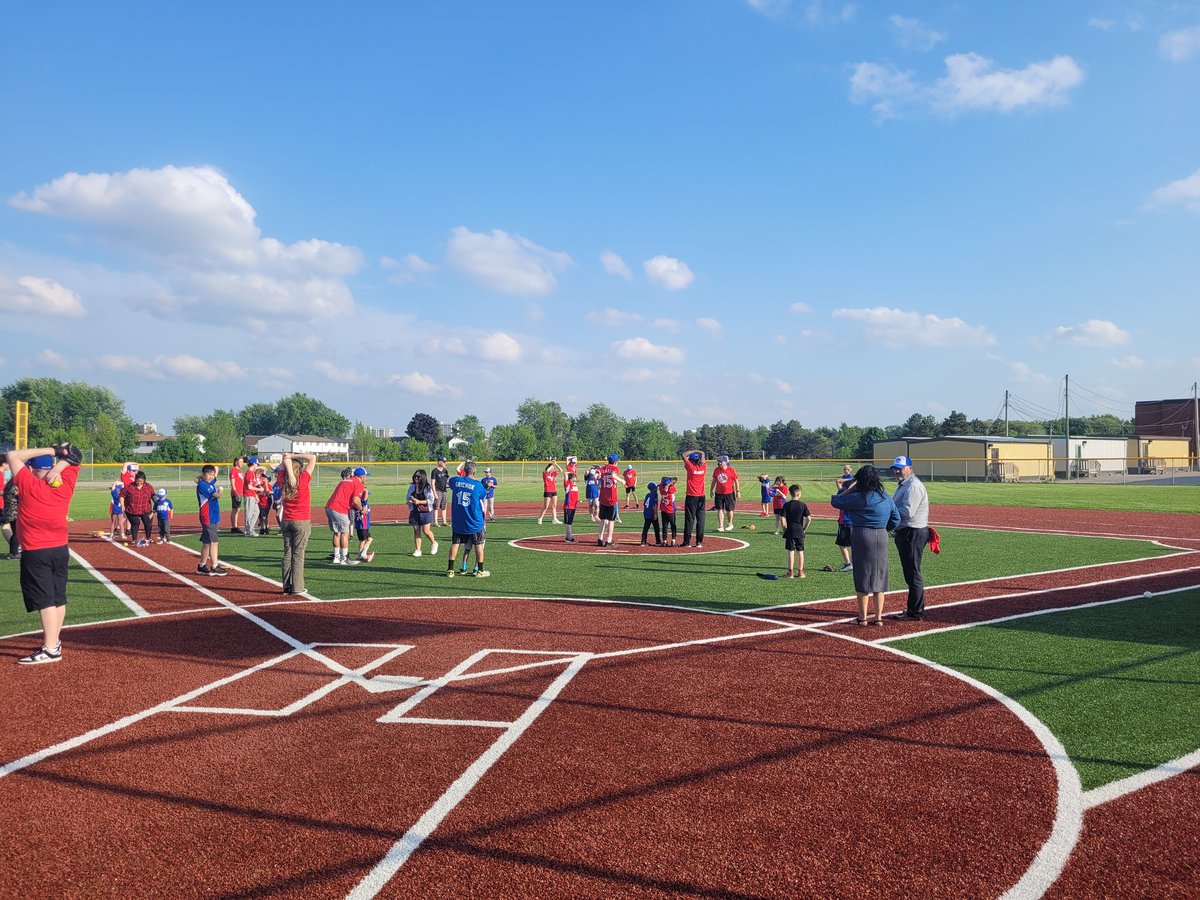 BallMechanic's tweet photo. Opening night for  @BramChallenger at beautiful Field of Freams in Brampton!!!
@CityBrampton @BMBaseballinc https://t.co/94xCXif2Sx