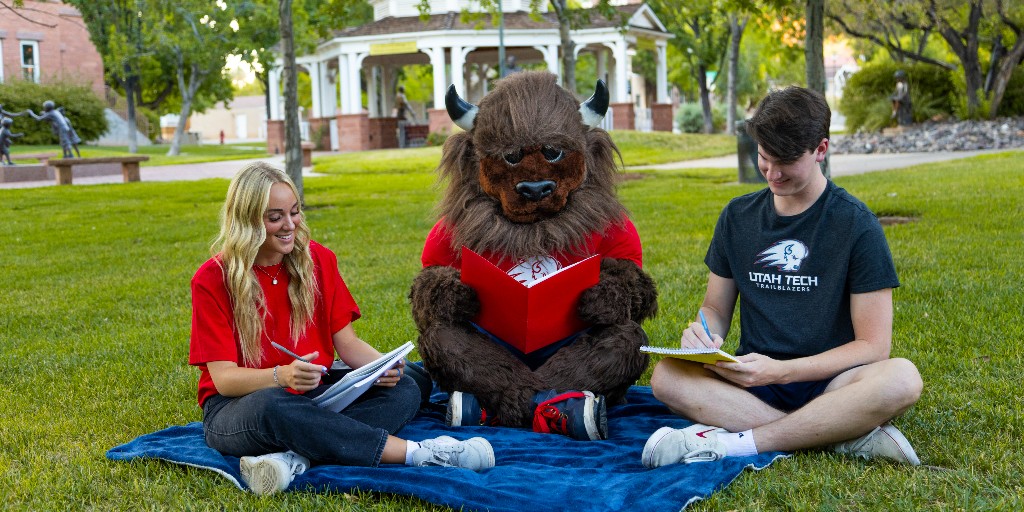 utahtechu's tweet image. We are so proud of our students' spring academic performance. 😍 

▪️1,040 students earned President's List honors (3.9+ GPA).
▪️1,276 students earned Dean's List honors (3.5 to 3.89 GPA).

Way to go, Trailblazers! #UtahTechUniversity