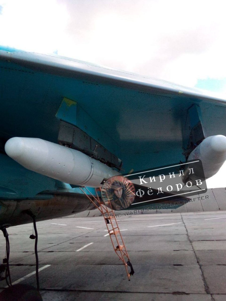 simpatico771's tweet photo. Woah, Russian UMPB glide-bombs seen in action for first time: 

⚡️🇷🇺 The latest Russian UMPB aerial bombs

Our front-line Su-34 bomber, drops UMPB D-30SN glide bombs on Ukrainian militants in Kharkov. 

👉 Unlike standard FABs with UMPC, this bomb has its own engine and is capable of covering much greater distances, which allows it to reach, for example, Kharkov.