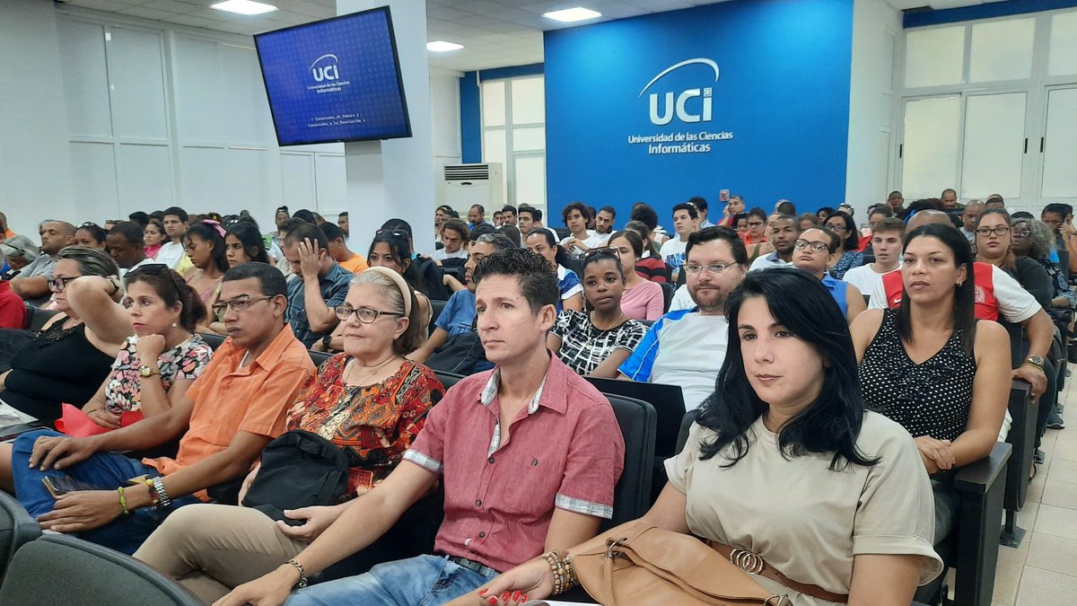 En la jornada de hoy, funcionarios de @CubaMINREX sostuvieron encuentro con trabajadores, cuadros y algunos estudiantes de @universidad_uci. El tema central fue la política exterior de EEUU hacia #Cuba, enfatizando en la política de bloqueo 🆚 nuestro país. #MejorSinBloqueo