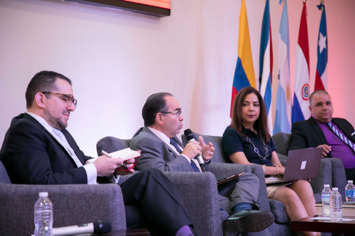 PJEdomex's tweet image. En la Mesa “Derecho administrativo global: concepto y naturaleza”, moderada por la Magistrada @alesadf; @AndryMatilla, @cmatutegonzalez y Luis Darío Ángeles González, hablaron sobre la complejidad y evolución de dicho derecho a nivel global, dudas sobre su existencia e…